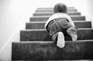 Criança-subindo-escada